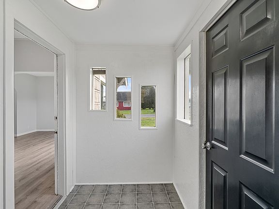 3rd image of 3033 Sumner Ave