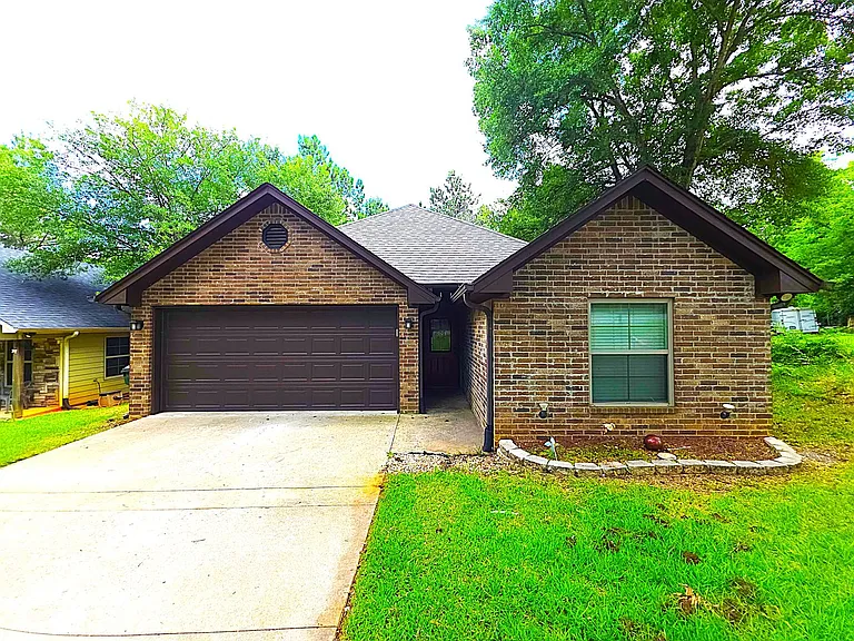 1424 Dogwood St — Photo 1
