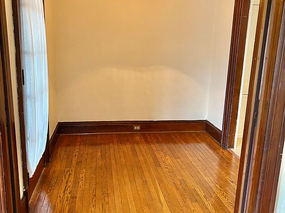 5th image of 806 Woodlawn St