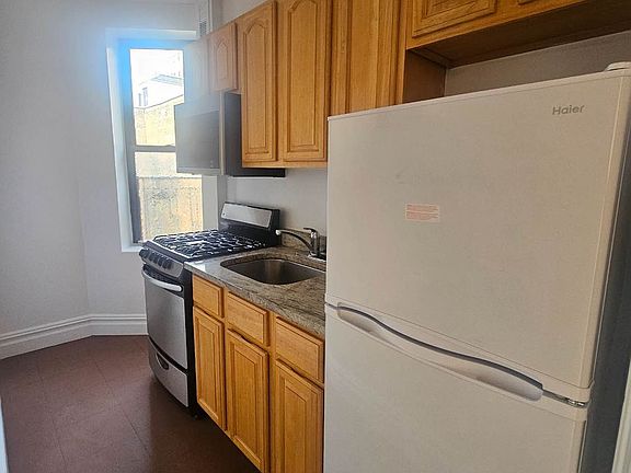 4th image of 66 Saint Nicholas Pl #65B