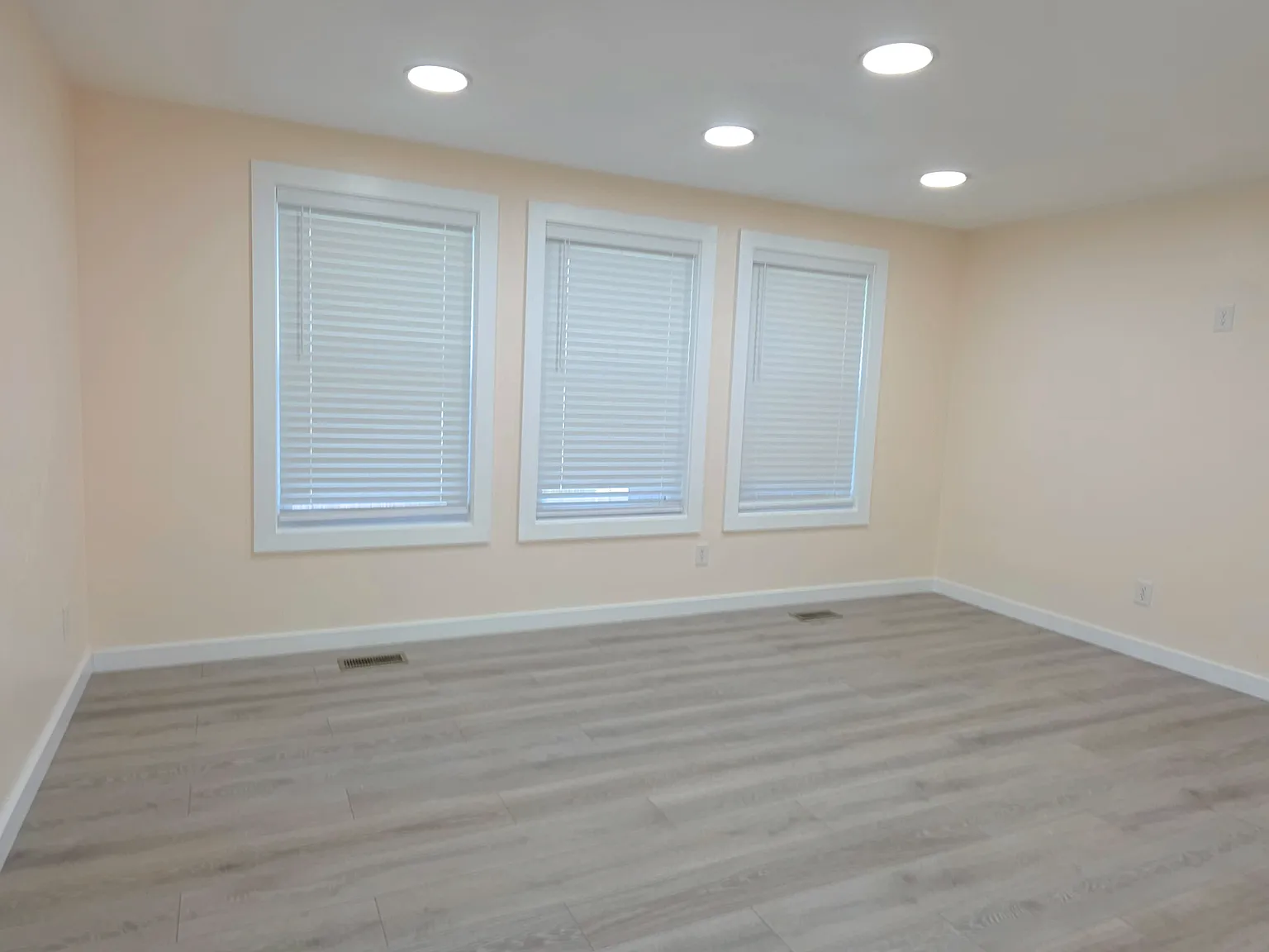 4 bed, 2084 sqft, $750 — Photo 1