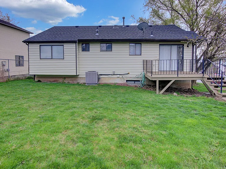 1179 E 2450 N — Photo 2