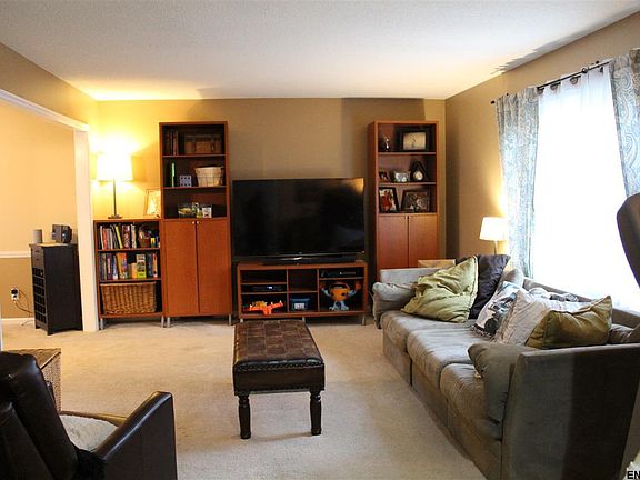 5th image of 135 Acorn Dr