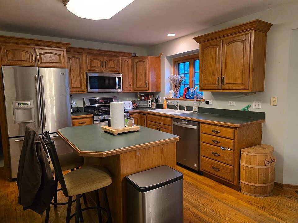 2nd image of 811 Meadow Ln