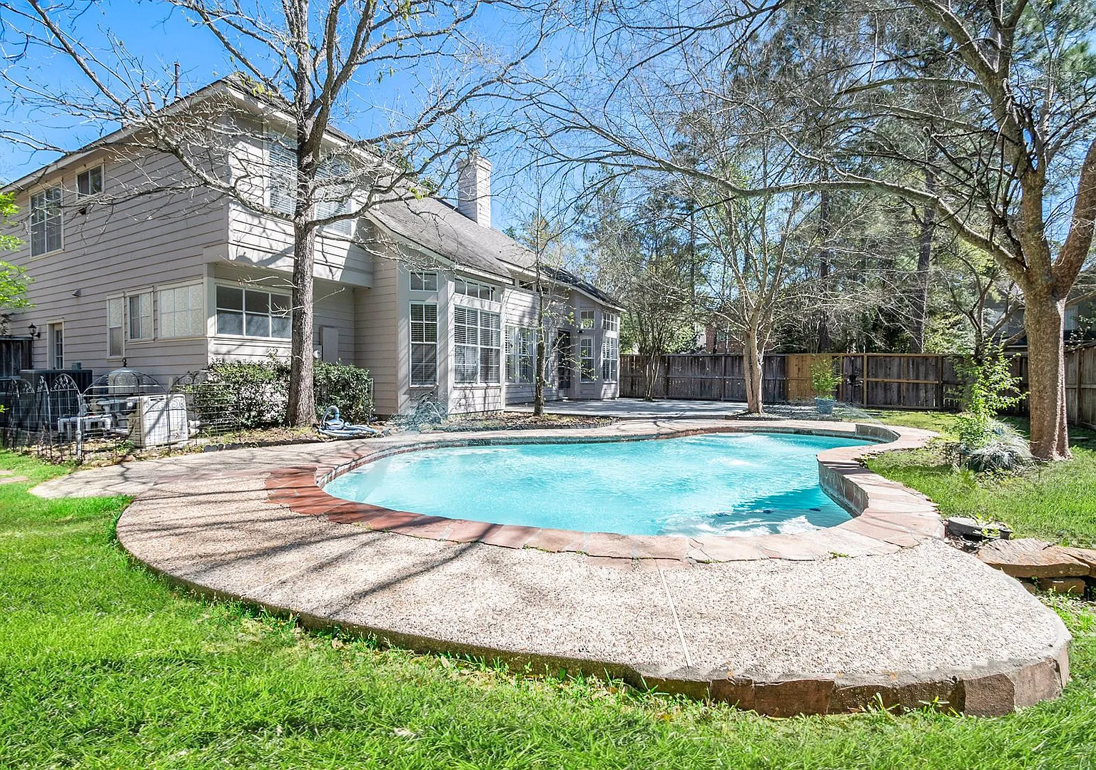 Spacious 2-Story, 5-Bedroom Home with a Pool in The Woodlands — Photo 2