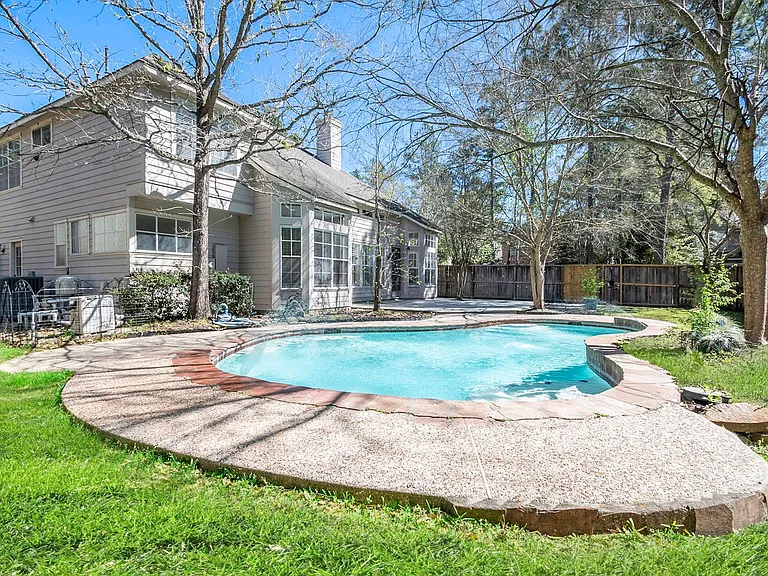 15 Larks Aire Pl — Photo 2