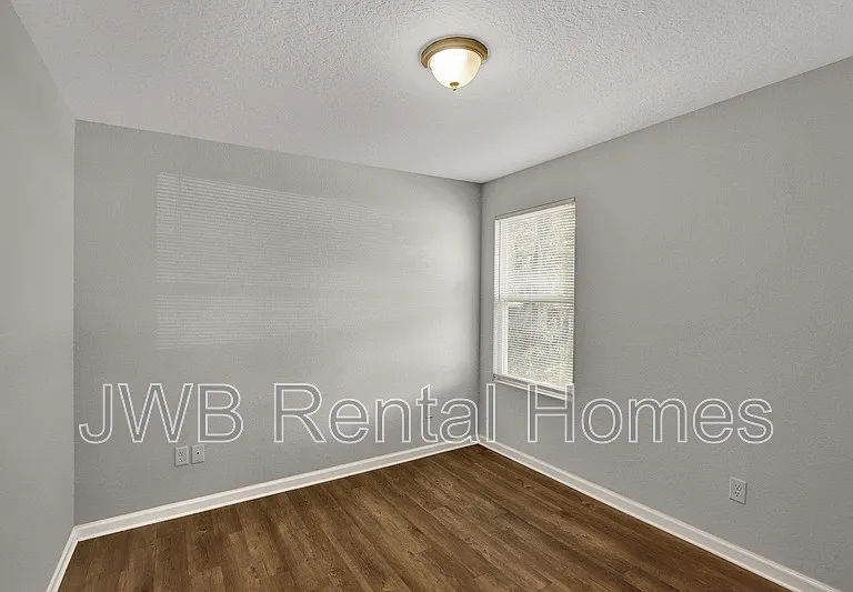 4643 Williamsburg Ave — Photo 10
