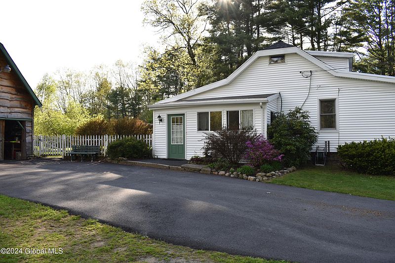 3rd image of 423 Steele Ave