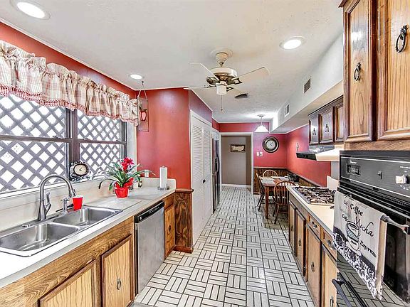 5th image of 207 Camellia Dr