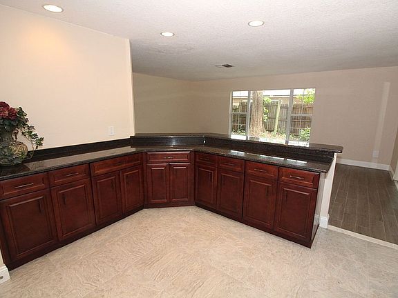 Bkft Bar & Lots of Cabinets