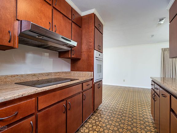 2nd image of 3196 Willowdale Dr