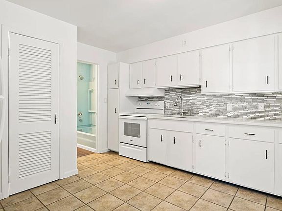 5th image of 17 Wilmot St Unit 1
