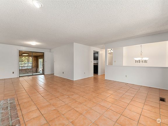 4th image of 690 Degage Street