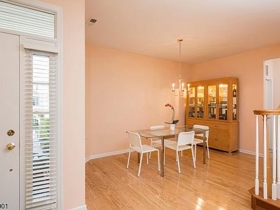 4th image of 28 Sutton Ct