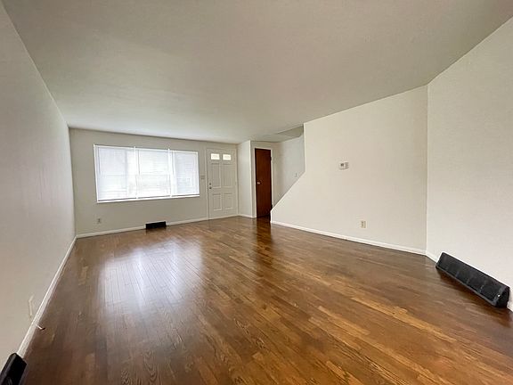 3rd image of 911 Woodhill Dr #911