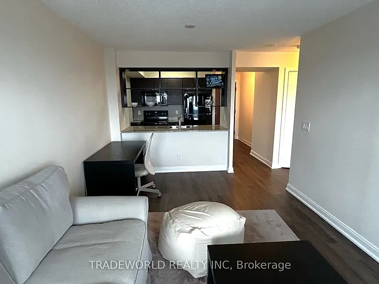 181 Village Green Sq #2911 — Photo 6