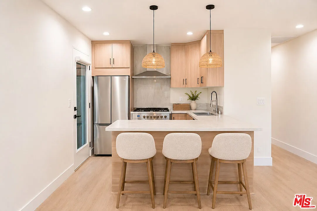 2 bed, 2.0 bath, 1013 sqft, $6,600 — Photo 2