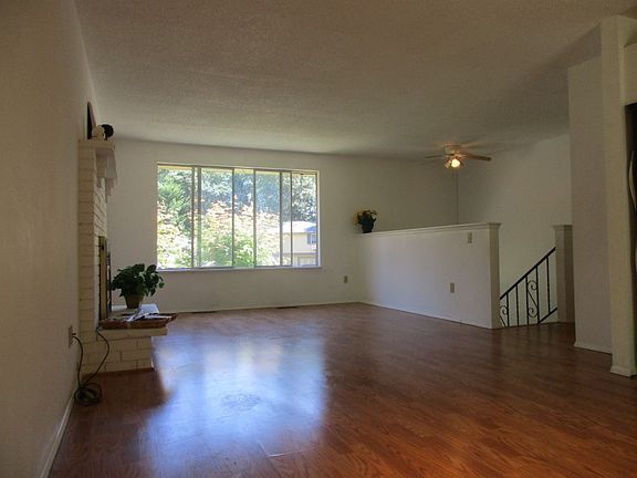 4th image of 617 Laker Ct SE