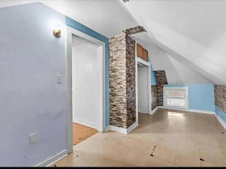 909 Baker St — Photo 11