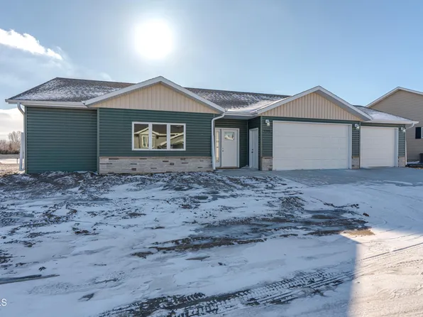 1233 Empire Cir, Bismarck, ND 58504