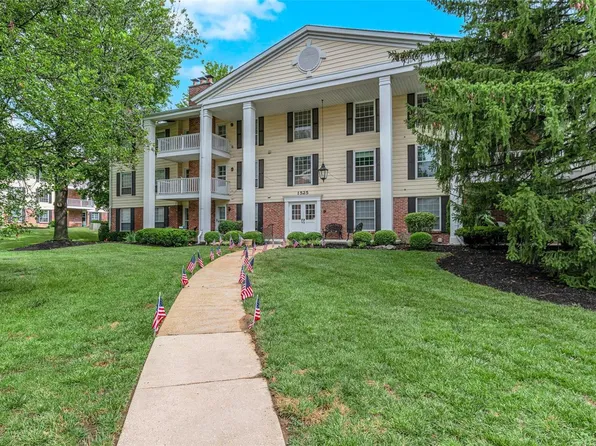 1525 Hampton Hall Dr APT 11, Chesterfield, MO 63017