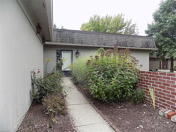 5th image of 19235 Briarwood Ln #6-5