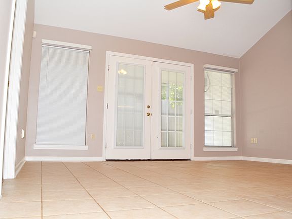 3rd image of 113 Saxony Dr