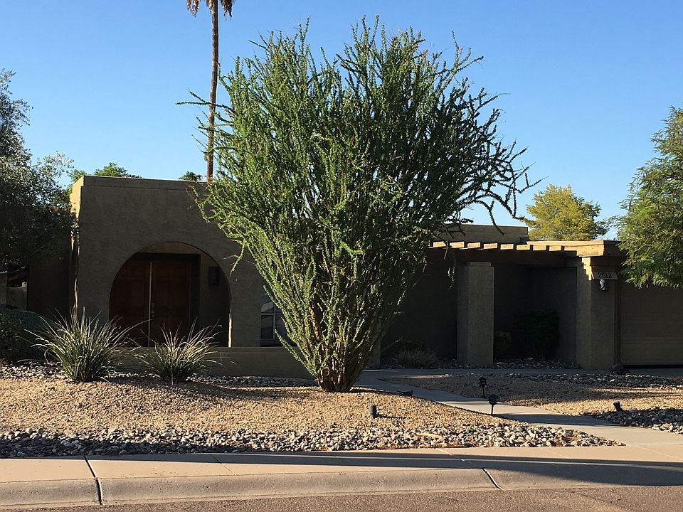 Low maintenance desert landscape