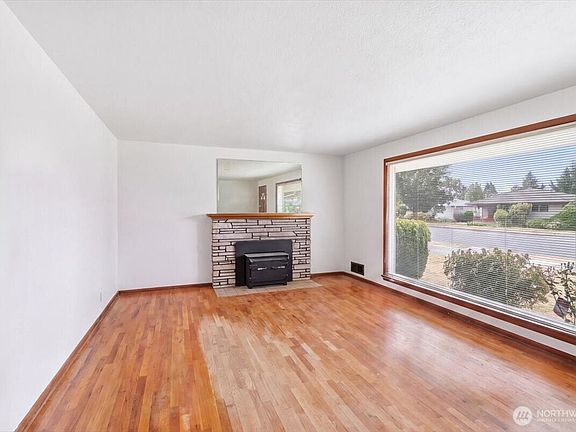 5th image of 1318 F Street SE