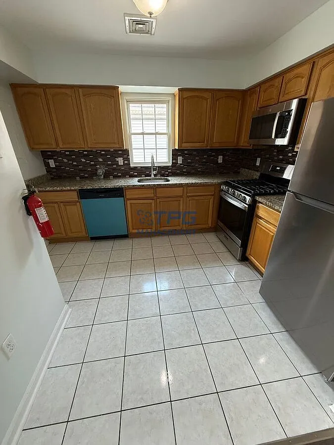 3 bed, 2.0 bath, 1100 sqft, $2,400 — Photo 4