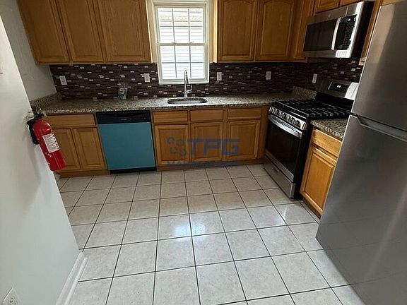 4th image of 245 N 19th St Floor 2
