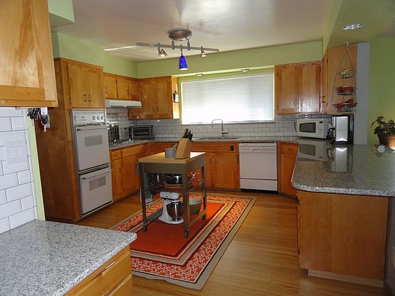 Spacious Kitchen w/Desk