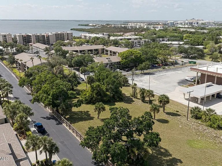101 Majestic Bay Ave — Photo 3