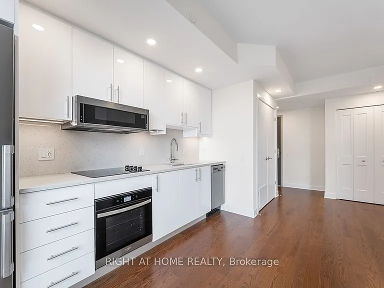 180 George St #1403 — Photo 8