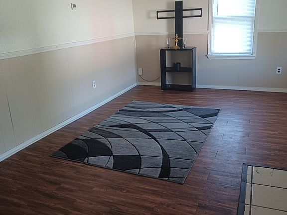 Livingroom (rug and TV stand stays)