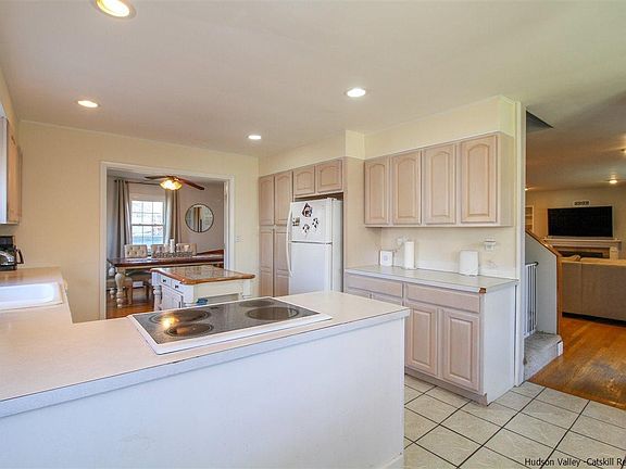 3rd image of 163 Hilltop Dr