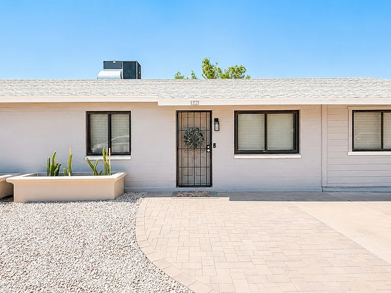 1221 E Henry St — Photo 3