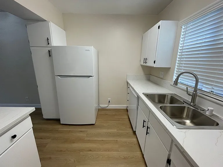 1141 Molino Ave — Photo 10