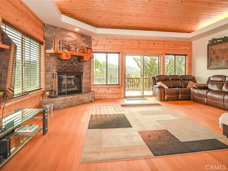 351 Glenwood Dr — Photo 2