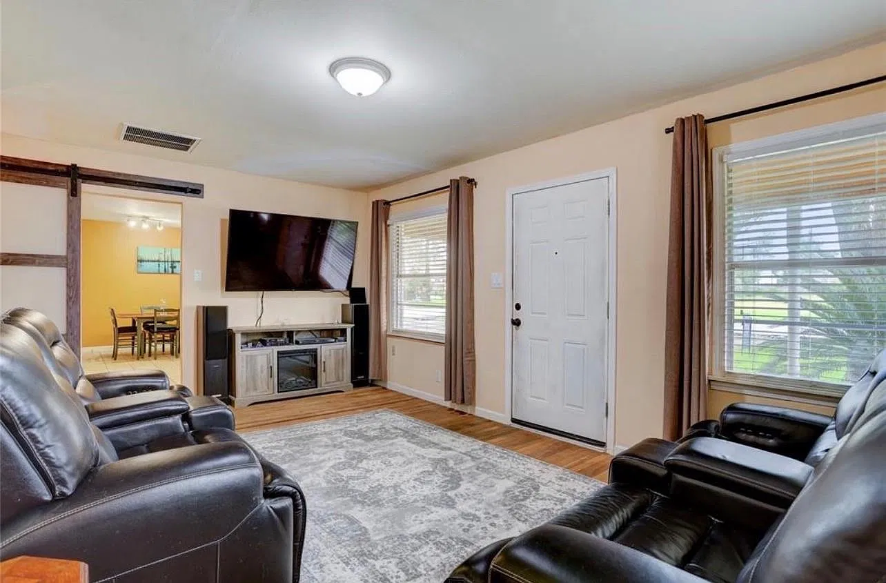 2 bed, 1.0 bath, 897 sqft, $2,000 — Photo 2