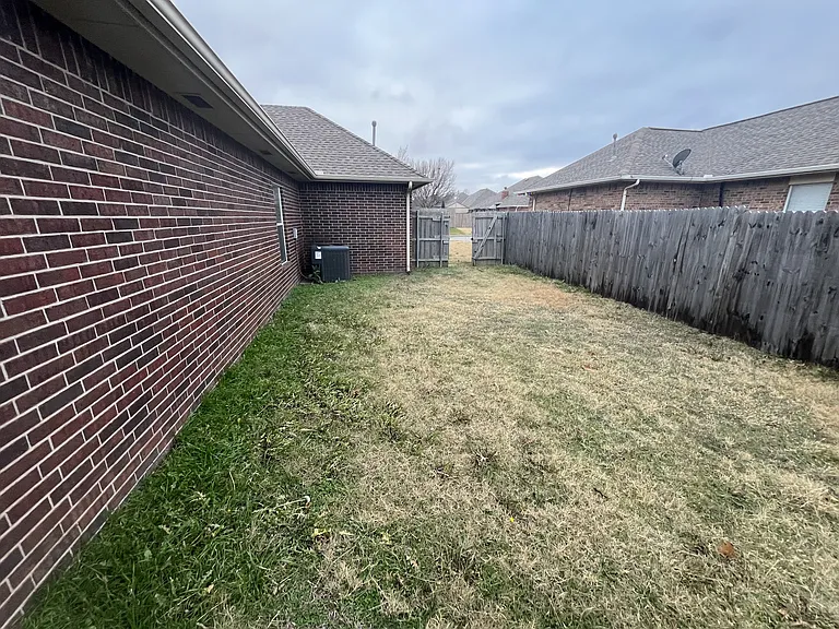 2321 SW 94th St — Photo 32