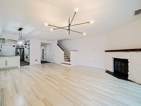 4th image of 3 Whitman Ct