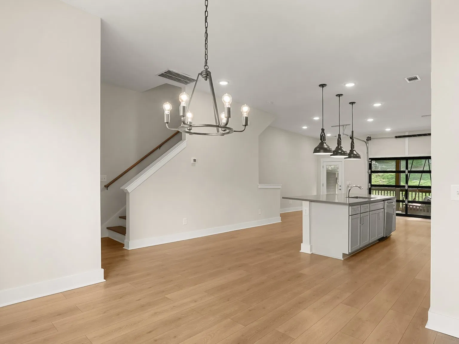 4 bed, 2027 sqft, $3,250 — Photo 2