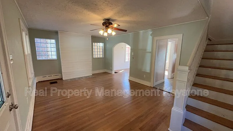 3 bed, 1.0 bath, 1320 sqft, $1,600 — Photo 3