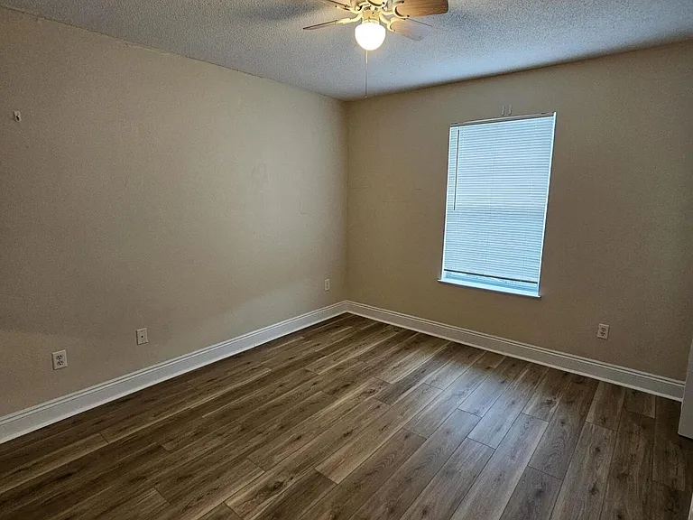 9425 Victoria Ln — Photo 16