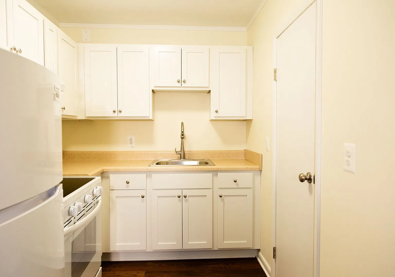 1102 Leonard St — Photo 4