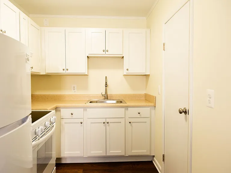 1102 Leonard St — Photo 4