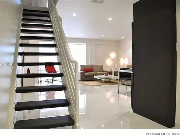 3rd image of 3121 Commodore Plz #Penthouse