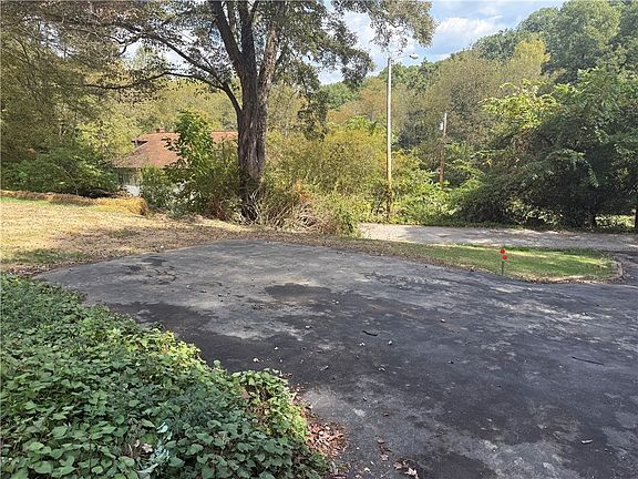 3rd image of 104 Marie Ln