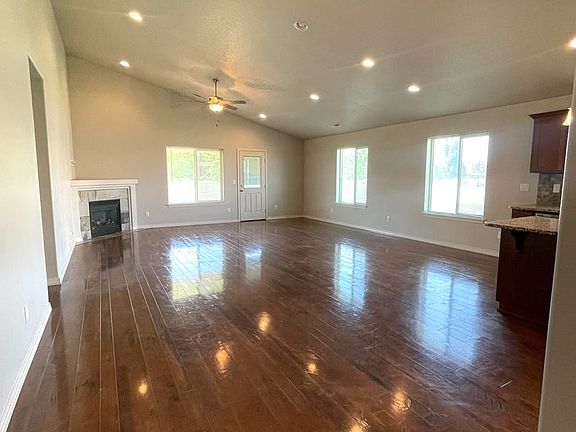4th image of 9024 W Skagit Ave